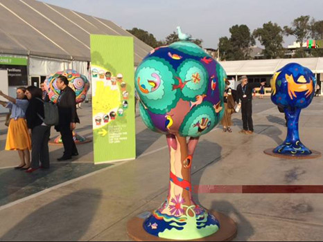 Magnifique exposition de boules colorées, qui sont des « arbres », conçues dans le cadre de Festi Arbol, une exposition qui promeut la conservation et la vie des arbres à Lima.