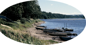 Bord de lac avec chaloupes