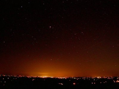 Exemple du dôme de pollution lumineuse généré par la ville de Sherbrooke. Cette dernière se trouve à 100 km du mont Mégantic. Source : http://astrolab.qc.ca/Accueil_frame.htm