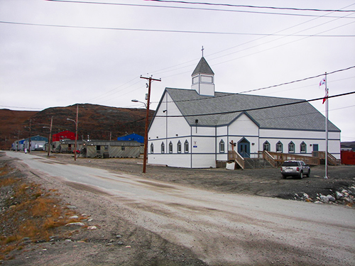 Voici la petite église de Salluit. Photo : Corinne Pomerleau, Le monde en images, CCDMD
