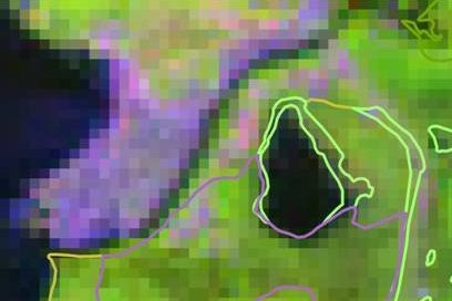 Cette carte prsente le mme milieu (en noir,  droite) et ses environs vus sur une image satellitaire Landsat.
